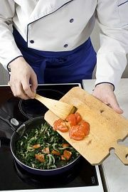 Приготовление блюда по рецепту - Помидоры,  запеченные со шпинатом. Шаг 3