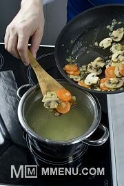 Приготовление блюда по рецепту - Сырный суп с шампиньонами. Шаг 3