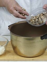 Приготовление блюда по рецепту - Картофель с грудинкой и грибами. Шаг 2