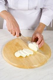 Приготовление блюда по рецепту - Салат «Капрезе». Шаг 1