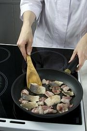 Приготовление блюда по рецепту - Суп рыбный с клецками. Шаг 2