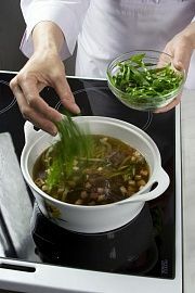Приготовление блюда по рецепту - Бульон из баранины со шпинатом. Шаг 5