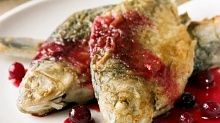 Рецепт - Рыба с клюквенным соусом
