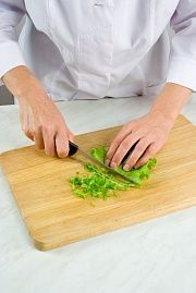 Приготовление блюда по рецепту - Овощной салат с сельдью. Шаг 2