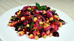 Рецепт: Свекольный салат с кукурузой Рецепт: Свекольный салат с кукурузой