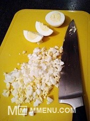 Приготовление блюда по рецепту - Яичный салат с томатами и сыром. Шаг 1