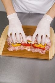 Приготовление блюда по рецепту - Рулет из курицы с грибами. Шаг 3