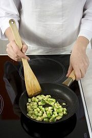 Приготовление блюда по рецепту - Рулетики яичные с авокадо. Шаг 1