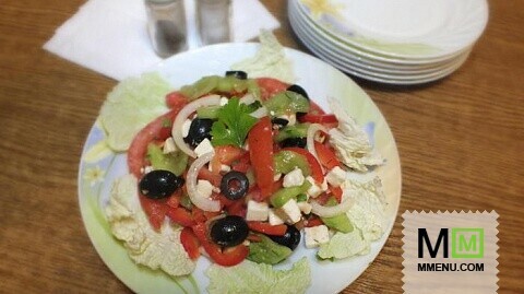 Греческий салат с моцареллой.