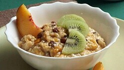 Рецепт - Овсяная каша с орехами и фруктами