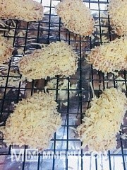 Приготовление блюда по рецепту - Самые сочные куриные наггетсы с пармезаном и тимьяном. Шаг 6