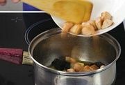 Приготовление блюда по рецепту - Цимес из картофеля, курицы, изюма и чернослива. Шаг 8