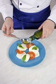 Приготовление блюда по рецепту - Капрезе. Шаг 3
