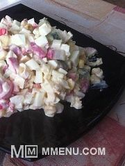 Приготовление блюда по рецепту - Салат с крабовыми палочками и редисом. Шаг 5