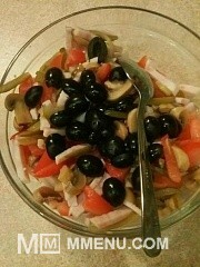 Приготовление блюда по рецепту - Салат с ветчиной, помидорами и оливками. Шаг 7