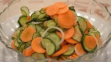 Рецепт - Салат с огурцами и морковью