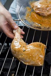 Приготовление блюда по рецепту - Куриные окорочка,  жаренные на углях. Шаг 4