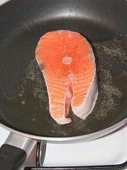 Приготовление блюда по рецепту - Жареный лосось под соусом. Шаг 4