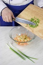 Приготовление блюда по рецепту - Салат из капусты с яблоками. Шаг 3