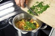 Приготовление блюда по рецепту - Суп с форелью по-гречески. Шаг 12