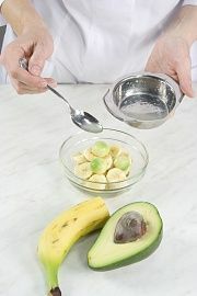 Приготовление блюда по рецепту - Салат с курицей в чашечках из авокадо. Шаг 2