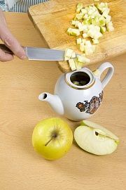 Приготовление блюда по рецепту - Чай со свежими яблоками. Шаг 3