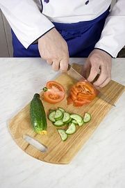 Приготовление блюда по рецепту - Салат из редьки с помидорами. Шаг 1