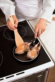 Приготовление блюда по рецепту - Перепела в сметане с сырными кнелями. Шаг 1