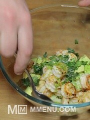Приготовление блюда по рецепту - Салат из авокадо с креветками и огурцами. Шаг 6