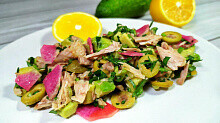 Рецепт - Cалат с тунцом, оливками, редисом и авокадо 
