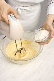 Приготовление блюда по рецепту - Пирог кокосовый. Шаг 2