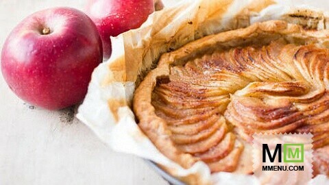 Яблочный тарт с карамельным кремом и корицей