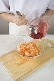 Приготовление блюда по рецепту - Салат из моркови с капустой. Шаг 4