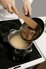Приготовление блюда по рецепту - Щи с грибами. Шаг 3