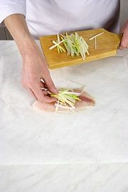 Приготовление блюда по рецепту - Белая рыба в пакетиках. Шаг 2