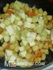 Приготовление блюда по рецепту - Жареная картошка с кабачком. Шаг 3