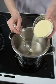 Приготовление блюда по рецепту - Манная каша с клюквенным соусом. Шаг 1