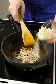 Приготовление блюда по рецепту - Халва из манной крупы с миндалем. Шаг 2