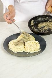 Приготовление блюда по рецепту - Каппеллини со сливочно-грибным соусом. Шаг 4