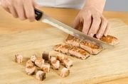 Приготовление блюда по рецепту - Весенний салат с жареной горбушей. Шаг 5