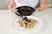 Приготовление блюда по рецепту - Грибная лапша с маслинами. Шаг 8