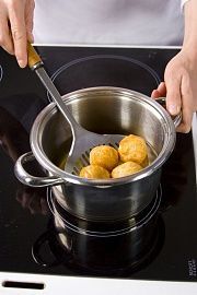 Приготовление блюда по рецепту - Лукумадес (пончики с медовым сиропом). Шаг 3