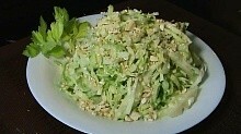 Рецепт - Салат из капусты с яблоками и сельдереем