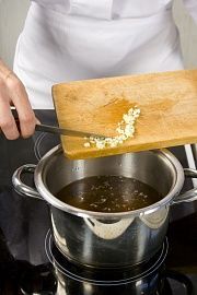 Приготовление блюда по рецепту - Пекинский кисло-сладкий суп с уткой. Шаг 1