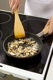 Приготовление блюда по рецепту - Каппеллини со сливочно-грибным соусом. Шаг 1