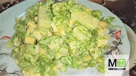 Зеленый весенний салат с зеленью и яйцом. салат на скорую руку