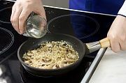 Приготовление блюда по рецепту - Ризотто с грибами и луком. Шаг 7