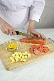 Приготовление блюда по рецепту - Суп из копченой рыбы с кукурузой. Шаг 1