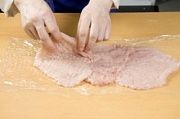 Приготовление блюда по рецепту - Рулет из курицы с зеленью. Шаг 9