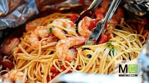 Спагетти с лососем и креветками